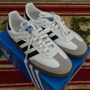 NWT Adidas sneakers